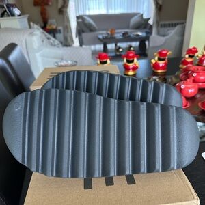 adidas yeezy man side 11 hq6448